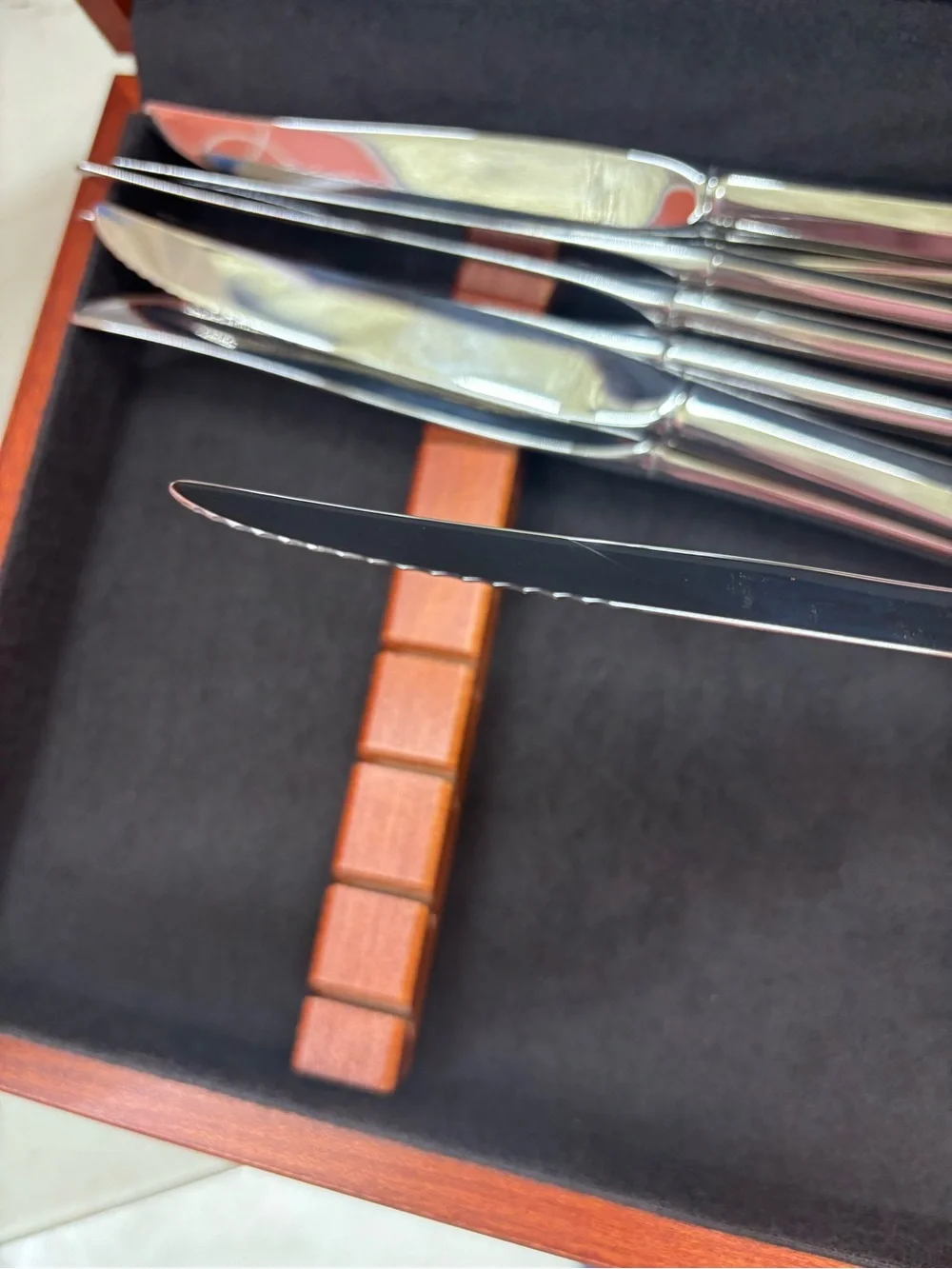 Lot of 8 Oneida steak knives in slotted storage box